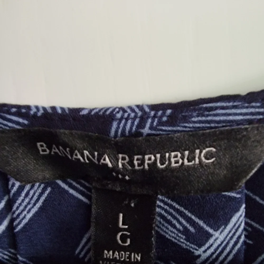 Banana Republic Navy Top with Light Blue Geometric Print - Picture 5 of 5